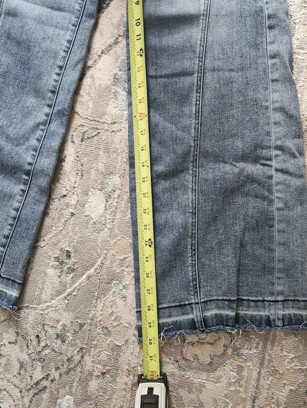 High-Rise Flare Jeans in Light Blue Wash- Risen Jeans - Picture 4 of 6